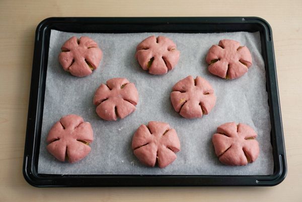 麵糰鋪於烘焙紙的烤盤上，放置進未啟動的烤箱進行二次發酵。