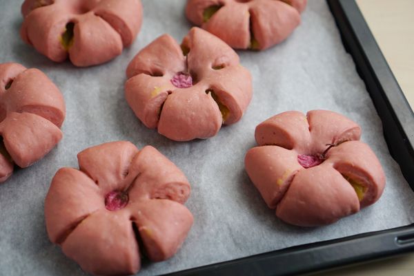 用手指頭中心壓出深洞，把櫻花放進去。