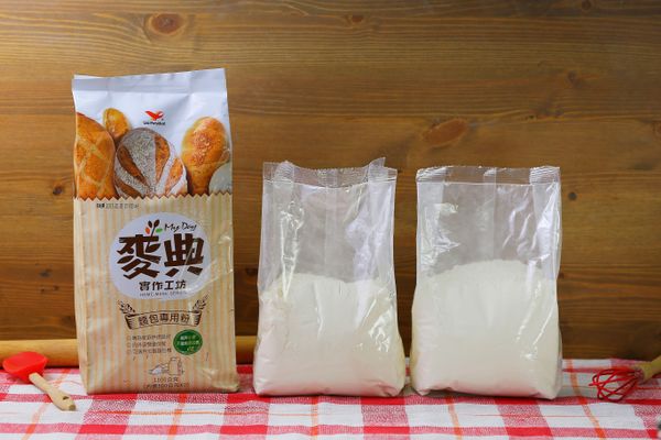 麥典實作工坊麵包專用粉專為家庭用設計，純粹小麥製成，不使用其他的添加物，粉質細緻媲美日本精緻麵粉。外包裝(外袋鋁箔)不透光的設計，減少光線影響麵粉的品質可能性，這是很多市面上其他牌子沒有的，讓人感覺專業度更上乘。