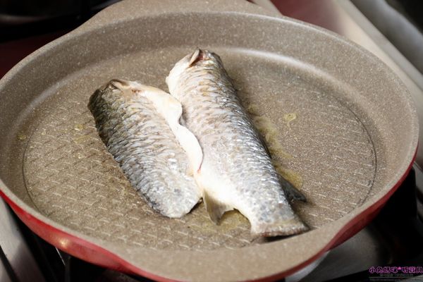 起油鍋，將鮮魚放入，以小火慢煎。