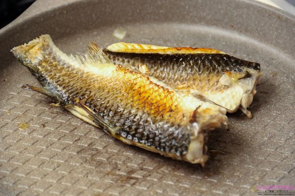 將魚翻面煎至兩面金黃。