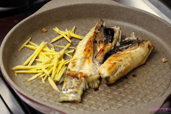 旁邊放入薑絲一起爆香。