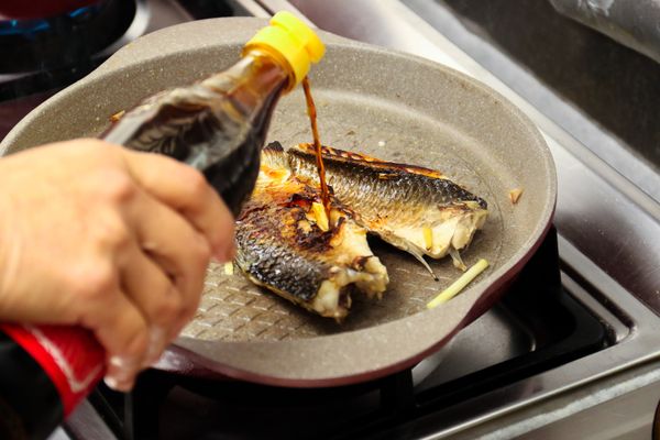 確定魚肉都熟了，再淋上一點黑醋和醬油。
