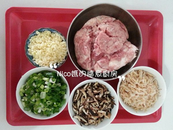 蒜頭切末，蔥切成蔥花，香菇泡開切絲，蝦皮快速沖洗後瀝乾備用