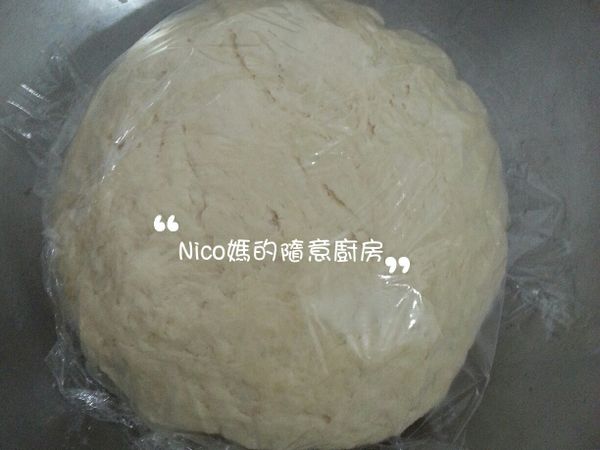 中筋麵粉加1茶匙鹽稍攪拌一下，在倒入3杯熱水用筷子攪拌一下，倒入半杯的油（約60~80cc)在取1杯冷水少許少許的加入，將麵粉揉成糰（水份要看麵糰成型的實際情況做增減）麵糰揉好後覆蓋保鮮膜醒麵30分鐘