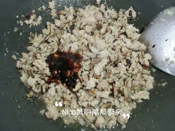 熱鍋倒少許油先將香菇爆香，再加入蒜末稍微爆香一下，再加入絞肉續翻炒至變白，再加入1~2匙醬油膏（蠔油）炒勻