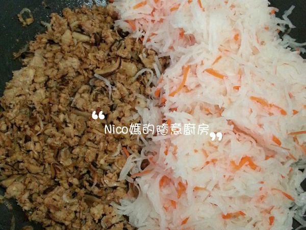 再加入瀝乾的蘿蔔絲拌炒