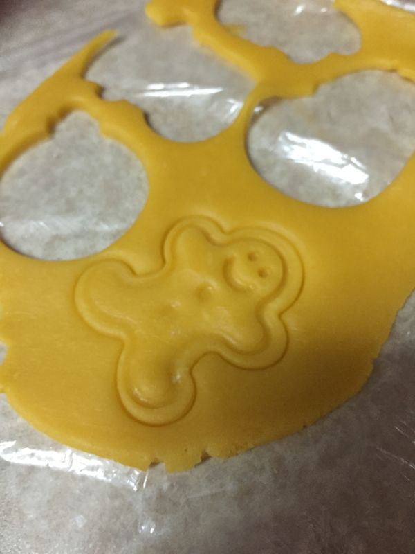 用餅乾模壓出造型後，放入鋪好烘培紙的烤盤上，