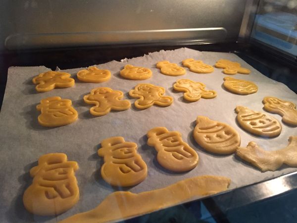 放入已預熱160度的烤箱烤約15分至表面微金黃即可取出放涼後食用