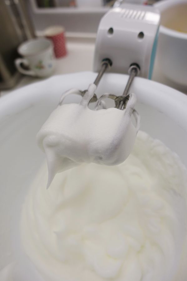 材料二:蛋白先用攪拌機打發有泡沫後加入一半的糖，打到出現蛋白霜後再加入另外一半的糖直到打出勾勾狀就可以停止了