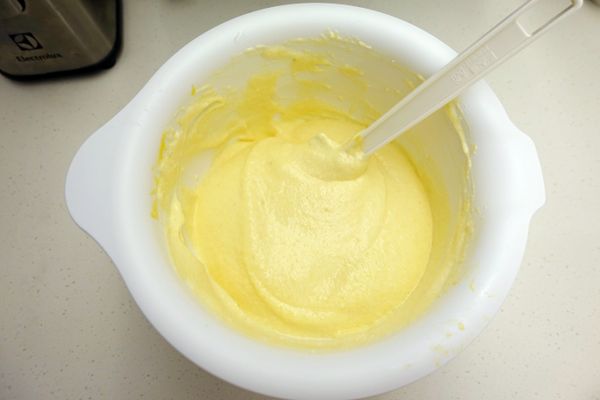 再把麵糊到倒入蛋白霜中攪拌到沒有顆粒就可以到入容器內