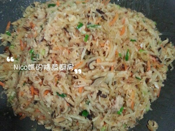 拌炒一下在試一下味道，依個人口味加入適量的鹽及少許糖調味，最後再倒入蔥花拌一拌後盛鍋放涼備用