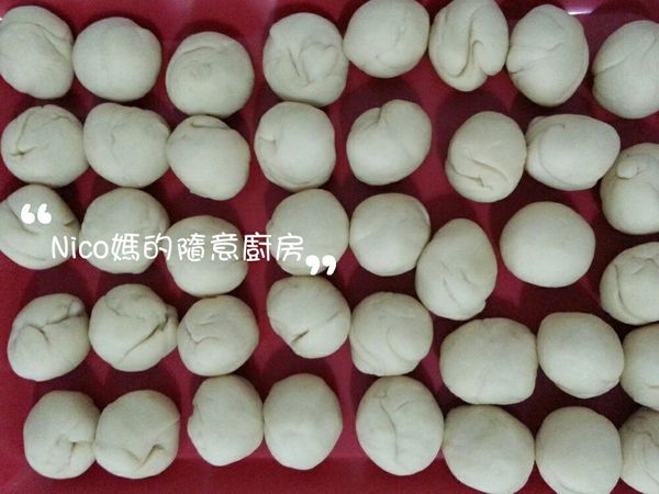 麵糰醒麵後再揉一下，在將麵糰分成40顆一樣大小的齊子，蓋上保鮮膜再放置醒麵5分鐘