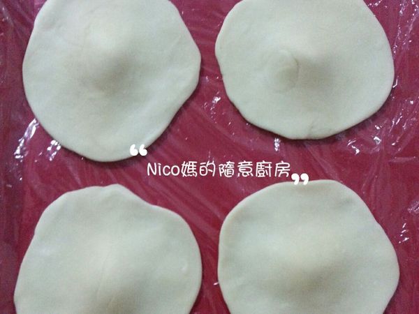 醒完麵後將麵糰壓扁桿成中間厚旁邊薄的麵皮，一次先桿個5~10張的麵皮，再加入2~3匙蘿蔔絲餡包入，其他就用相同方式將所以餡餅完成！包好後將餡餅盡量壓扁，但不要壓破喔！