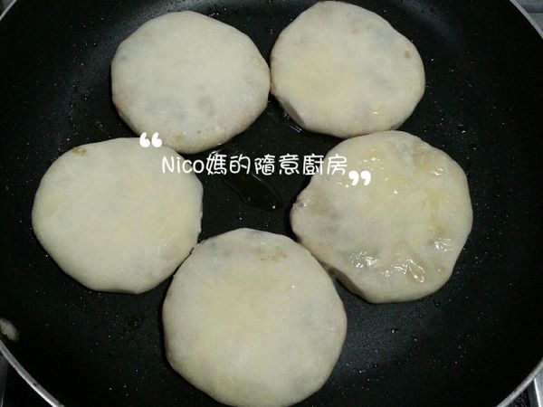 取平底鍋熱鍋後加入少許油轉小火再缺口朝下放入蘿蔔絲餅