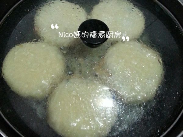 轉中火倒入一點點水加蓋悶煮至水份收乾