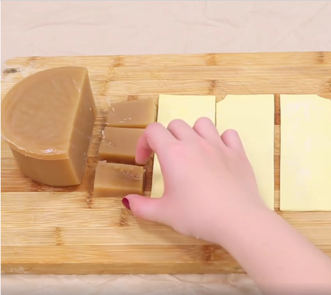 將冷凍酥皮放在室溫下稍微解凍 將年糕切成方便入口的小塊