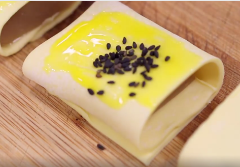 在表面塗上蛋黃、撒上芝麻增添香氣