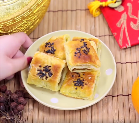 進烤箱烤約10~15分鐘，等酥皮烤到膨脹、表面呈現金黃色即可出爐