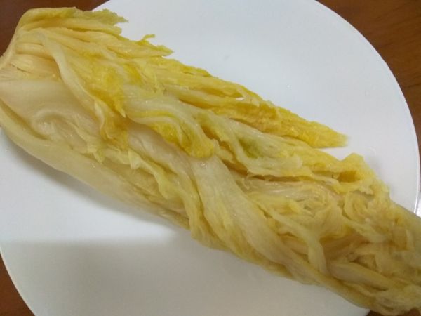 酸白菜取適當的量，沖洗乾淨後捏乾水份，切細絲備用。
