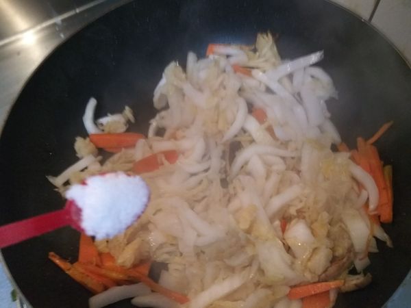 加入少量的鹽巴調味，因為酸白菜酸而不鹹，所以鹽巴調味是勢在比得的動作。