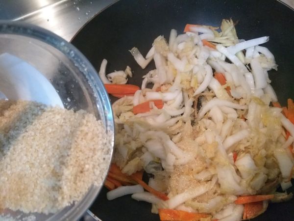 加入少量的砂糖，不但可以讓酸白菜的酸變得清爽，也會讓口感變得更脆口。