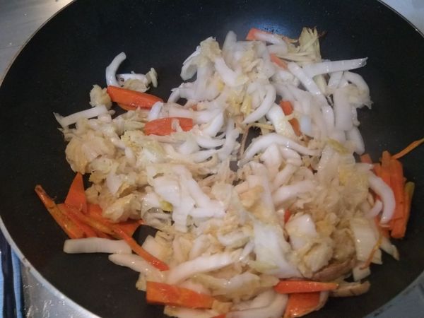加入切好的酸白菜絲拌炒。