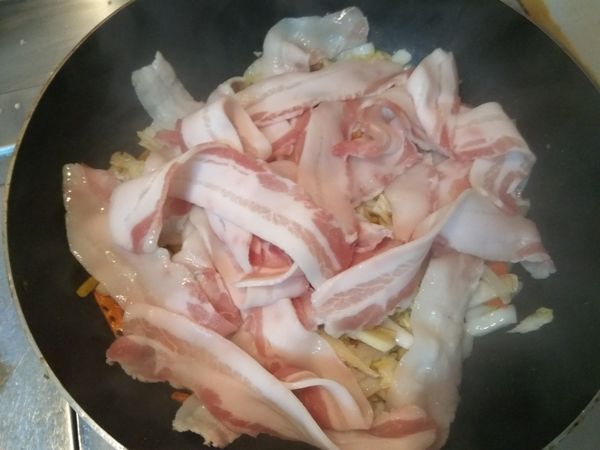 加入豬肉薄片拌炒，不愛吃肉的朋友可以酌量添加，不強求肉的量。