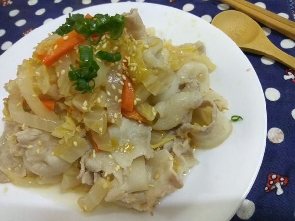 美味上桌！灑上少許白芝麻提香加盤飾，看來美味可口。