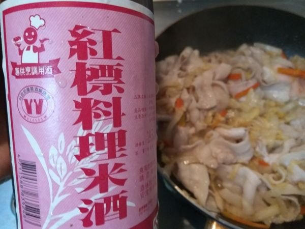 加入米酒和水，比例依照各人喜好添加，加了米酒會提升香氣，但不喜歡酒味的朋友可以單獨使用水來煮，添加了水份的酸白菜炒肉片會讓酸白菜更脆口多汁。