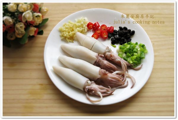 薑蒜蔥切末，辣椒切小片。小管去膜洗淨，在身體橫切兩刀，但不切斷，容易入味，接著將小管置於蒸盤。