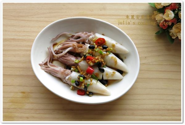 熱鍋溫油，放入豆豉、薑蒜末、辣椒爆香，加調味料拌勻後盛出倒入小管盤。