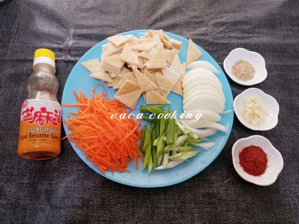 將魚板切成小三角型，蒜頭切末，洋蔥切絲，紅蘿蔔削皮後刨絲，青蔥斜切備用。