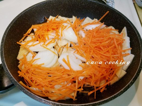 把洋蔥及紅蘿蔔絲加入炒至熟成。