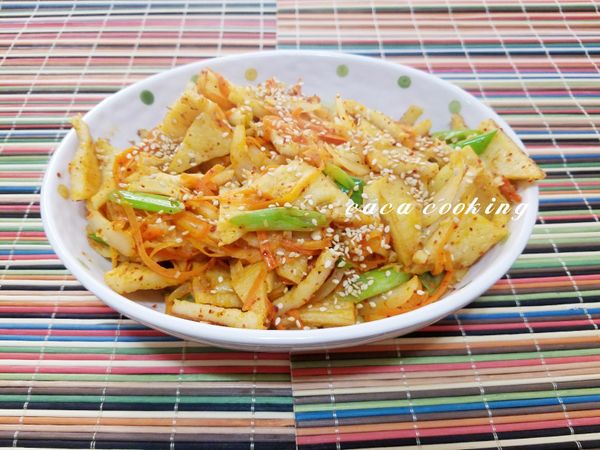 放涼些撒上白芝麻，開胃的韓式涼拌魚板就完成了哦!