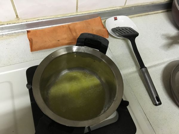 開小火，奶油放入鍋子中溶解