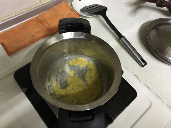 加入麵粉拌炒，直到出現餅乾的香味