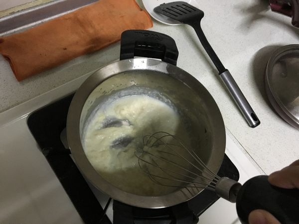 緩緩倒入冰鮮奶，利用打蛋器攪拌比較不容易結塊