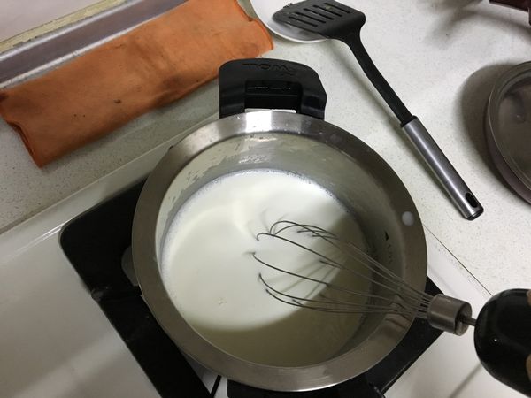 鮮奶全部倒入，緩慢攪拌直到沸騰
