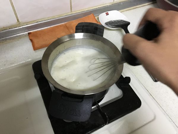 沸騰後白醬會慢慢變的濃稠，大概像巧達濃湯的感覺