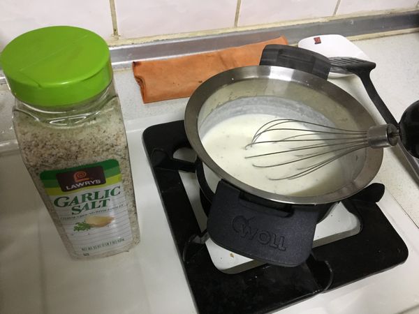 加入鹽巴或蒜粉調味