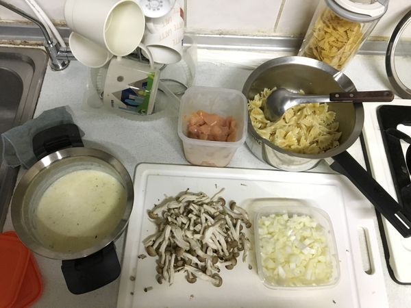 準備材料：雞胸肉切片用醬油和太白粉醃30分鐘、蝴蝶麵燙熟、洋蔥切小丁、鴻禧菇洗淨剝好、白醬（美味食譜在這裡：https://icook.tw/recipes/191285）