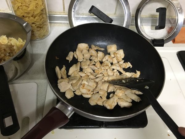 雞片炒至八分熟呈起備用