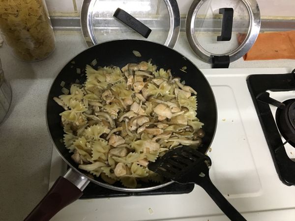 加入所有的配料，再倒入白醬拌炒均勻，讓食材吸收白醬的味道、也讓白醬完整附著在食材上面