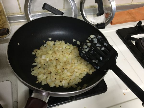 加點油，洋蔥用小火炒至微微變成焦糖色且有香氣後呈起備用