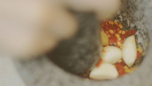 辣椒、蒜仁　搗爛