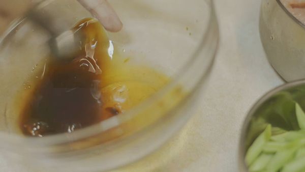 調製醬汁，取一碗加入食材「B」拌勻備用
(喜歡色濃，可替換成老抽或一般醬油)
(喜愛多些湯汁，可在醬汁中加入2大匙清水)