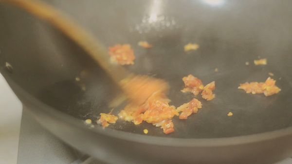 辣椒、蒜炒香，依序加入少許洋蔥絲、雞絞肉