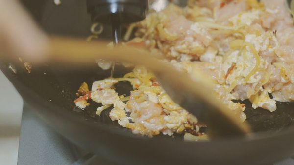 油若不夠絞肉不易炒散，可中途再淋上些，

或下鍋前用冷油抓過