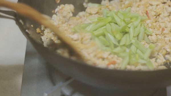 將絞肉耐心炒散後，加入四季豆炒至合適硬度